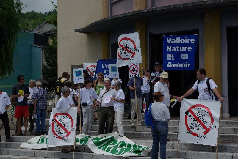 4 les militants avant la distribution de tracts.JPG